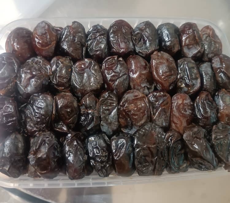 خرما خنیزی 1 کیلویی ظرف طلقی